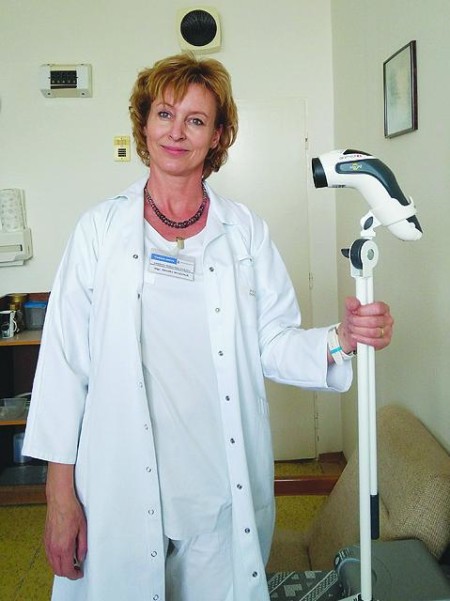 Foto - Vedúca sestra oddelenia vnútorného lekárstva Mgr. Monika Nesziová s novou biolampou
