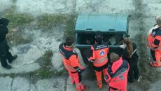 Hajléktalan a kukában