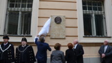 A Duna Menti Múzeum falán emléktábla őrzi Szénássy Zoltán emlékét