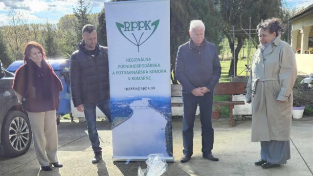 Kolozsnéma: adományok a nyugdíjasotthonnak (Drozd Milan felvétele)