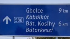 Kétnyelvű útjelző tábla (Orosz Örs felvétele)