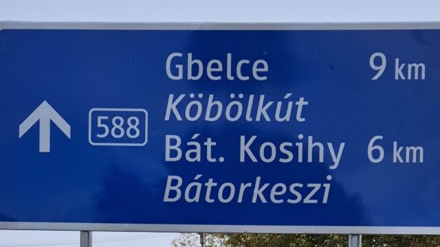 Kétnyelvű útjelző tábla (Orosz Örs felvétele)