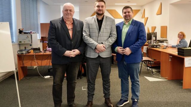 Viliam Kocsis, a Komáromi Járási Munka-, Szociális és Családügyi Hivatal igazgatója, és Beke László hivatalvezető Halász Bélával (j)