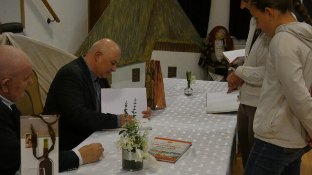 Könyvbemutató Lakszakállason