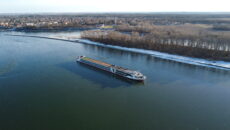 Zátonyra futott hajó Kolozsnémánál (Vajko Tamás felvétele)