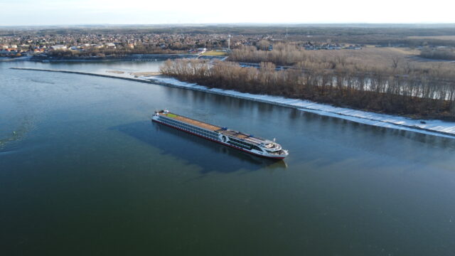 Zátonyra futott hajó Kolozsnémánál (Vajko Tamás felvétele)