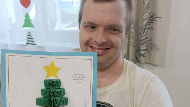 A sérült fiatal a Szlovákiai Református Keresztyén Egyház Tanyi Egyházközségének de Ruyter Napközi Otthonában tölti mindennapjait