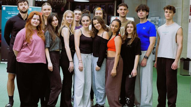 Zajlanak a Képzelt riport egy amerikai popfesztiválról rockmusical próbái a Komáromi Jókai Színházban