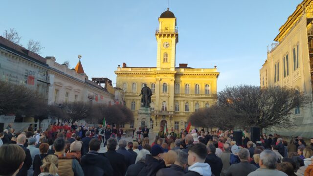 Sokan voltak a Klapka téren